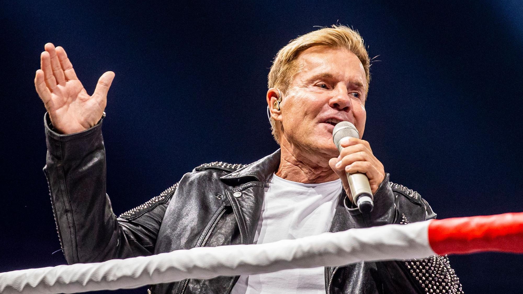 Dieter Bohlen, Musikproduzent und DSDS-Juror singt beim Event "Beat & Box" in einem Boxring.