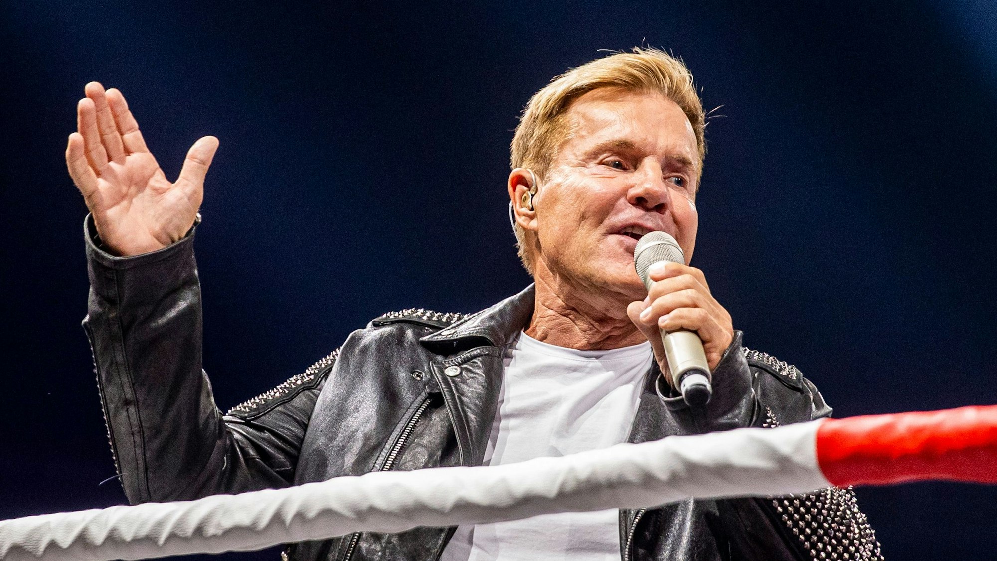 Dieter Bohlen, Musikproduzent und DSDS-Juror singt beim Event "Beat & Box" in einem Boxring.