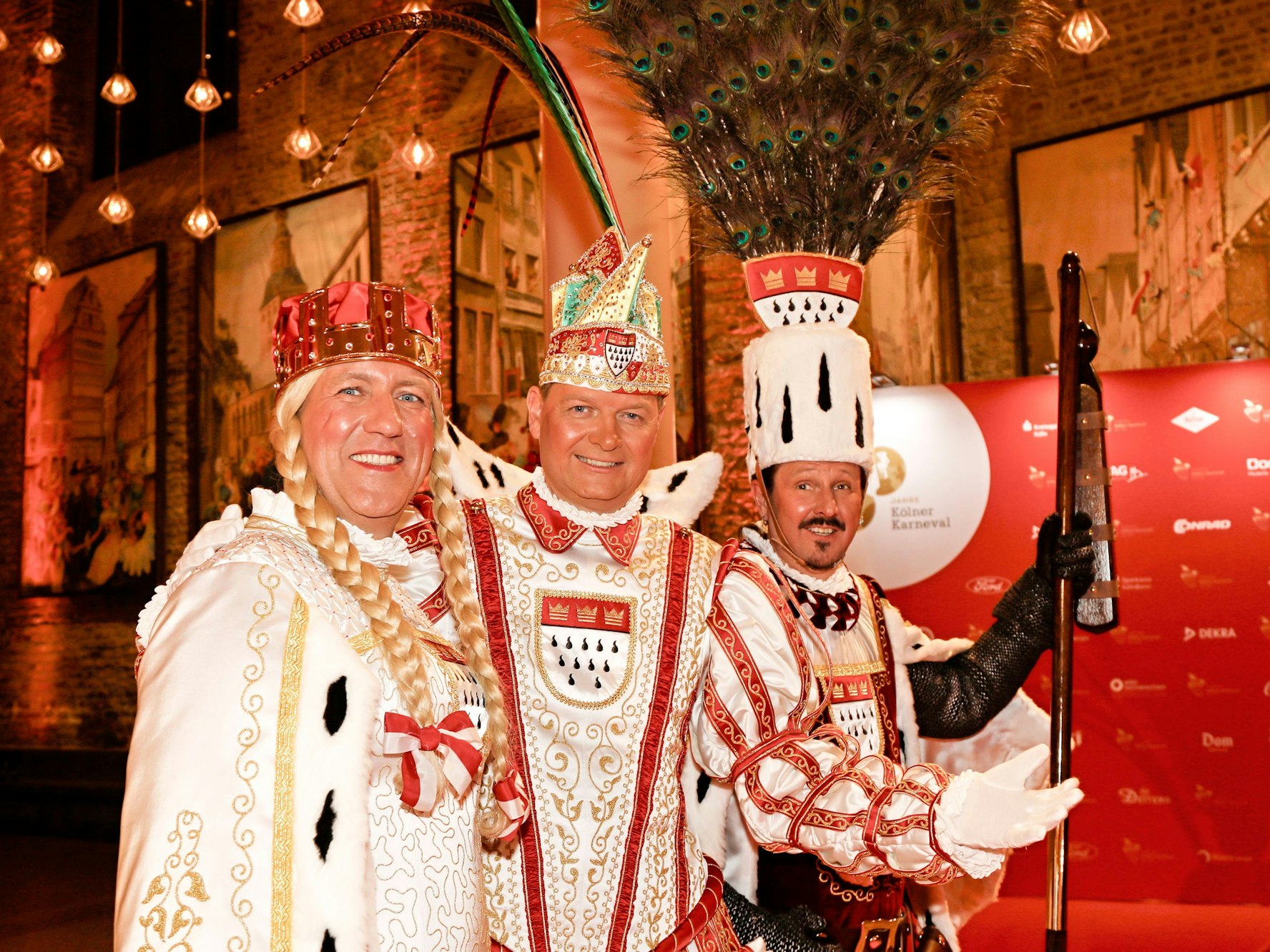 Das Kölner Dreigestirn posiert für die Kamera.