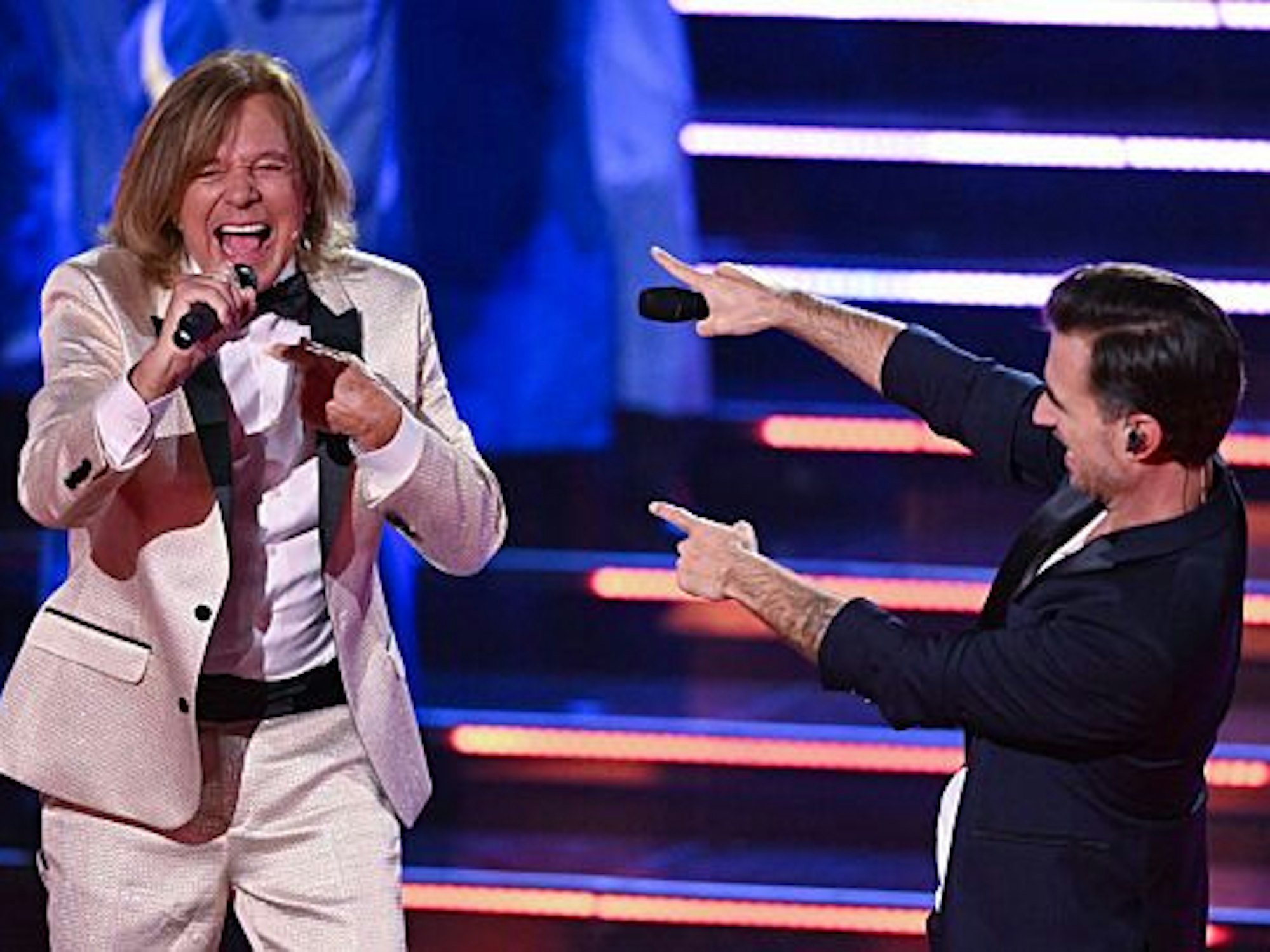 Der deutsche Sänger und Moderator Florian Silbereisen (r) und der deutsche Schlagersänger Jürgen Drews stehen während der Fernsehshow „Der große Schlagerabschied“ gemeinsam auf der Bühne.