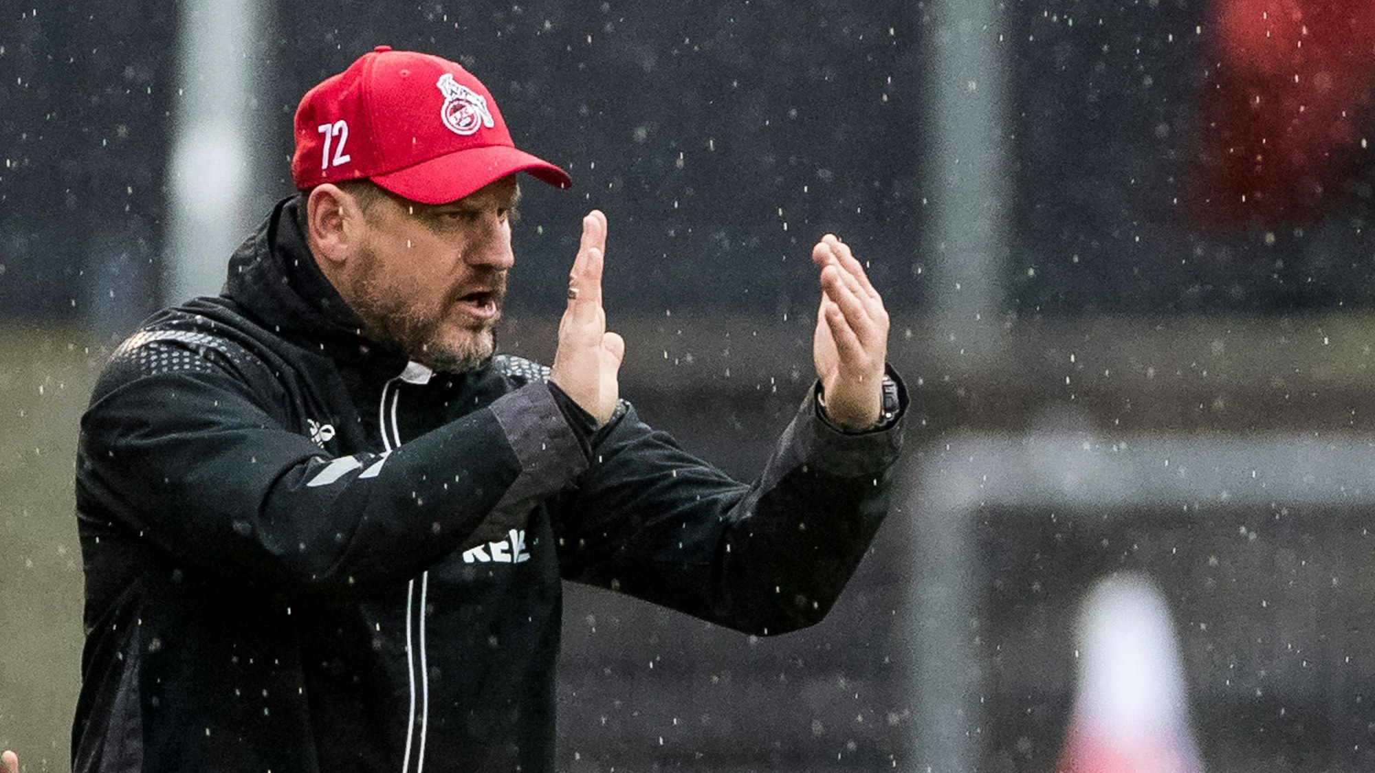 Steffen Baumgart dirigiert beim Testspiel des 1. FC Köln gegen Lommel SK an der Seitenlinie.