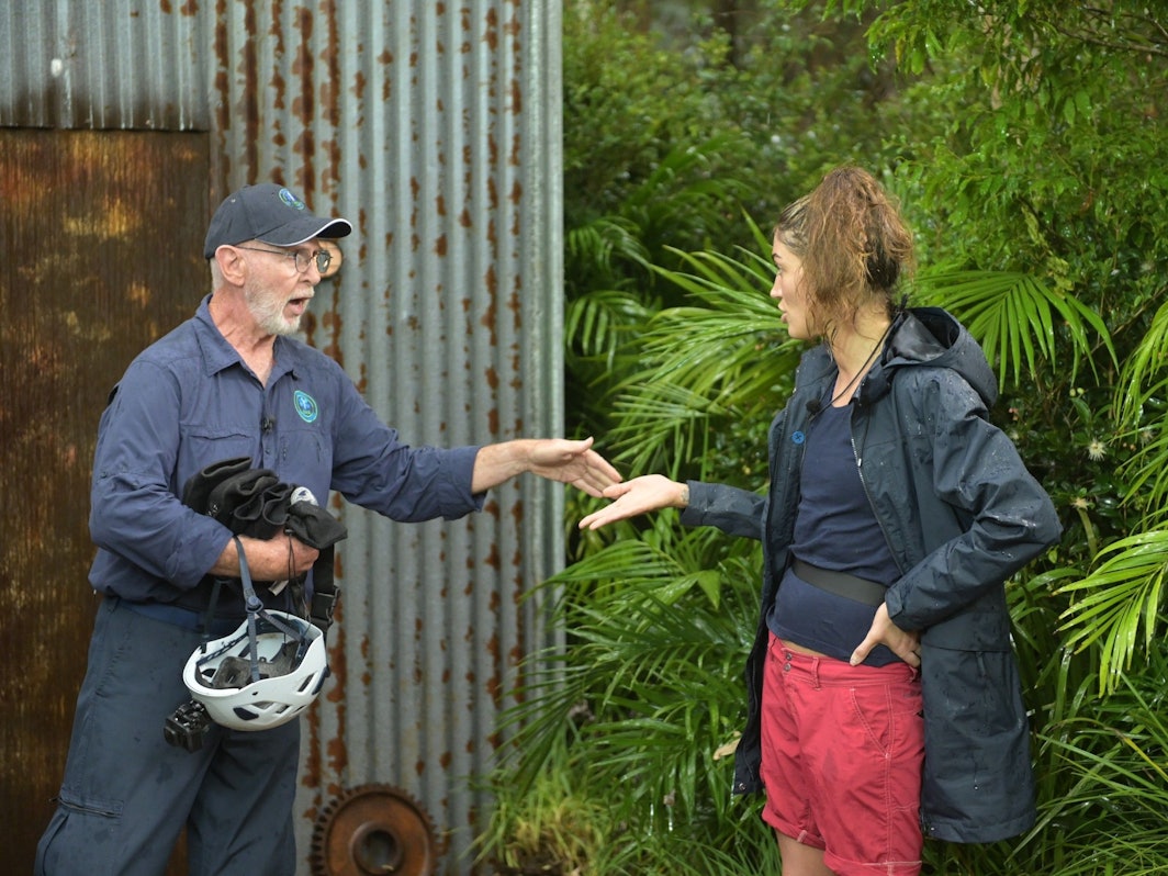 Dr. Bob stattet Tessa Bergmeier im Dschungelcamp 2023 mit der nötigen Ausrüstung für die Dschungelprüfung aus.