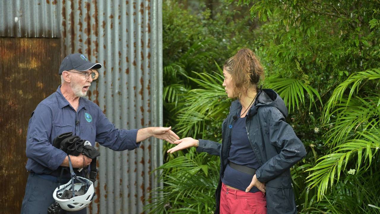 Dr. Bob stattet Tessa Bergmeier im Dschungelcamp 2023 mit der nötigen Ausrüstung für die Dschungelprüfung aus.