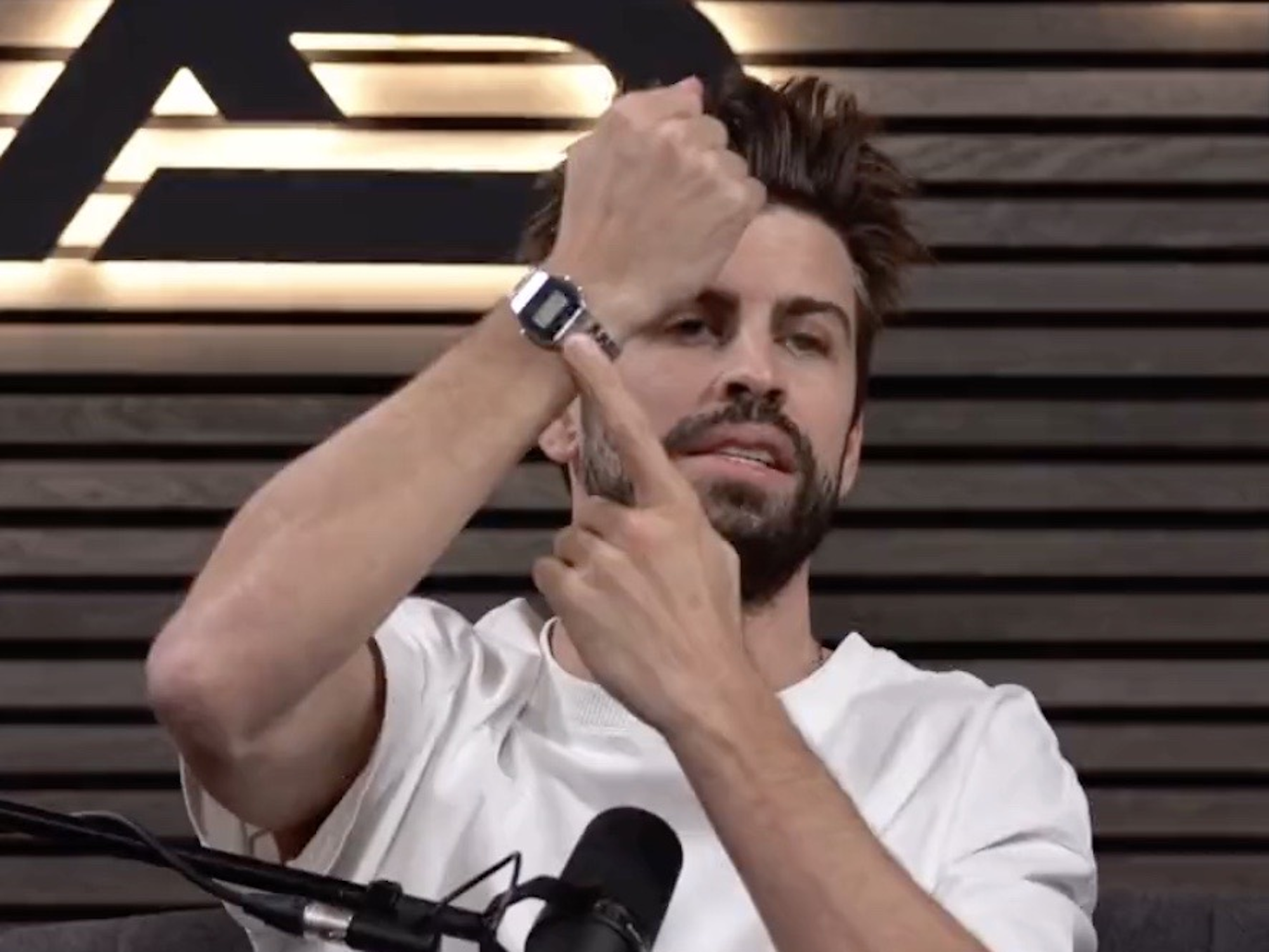 Der ehemalige Barcelona-Verteidiger Gerard Pique zeigt in seinem Fußball-Format „Kings League Infojobs“ auf seine neue Casio Uhr.