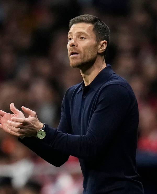Xabi Alonso, Trainer von Bayer Leverkusen, klatscht an der Seitenlinie in die Hände.
