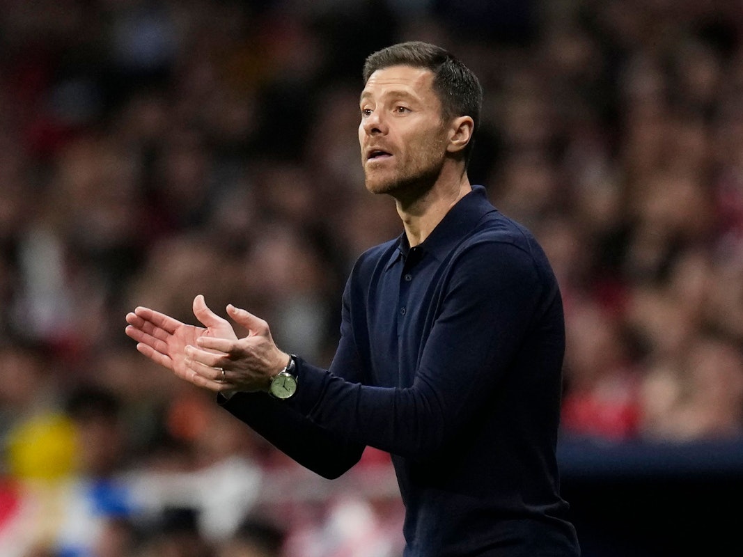 Xabi Alonso, Trainer von Bayer Leverkusen, klatscht an der Seitenlinie in die Hände.