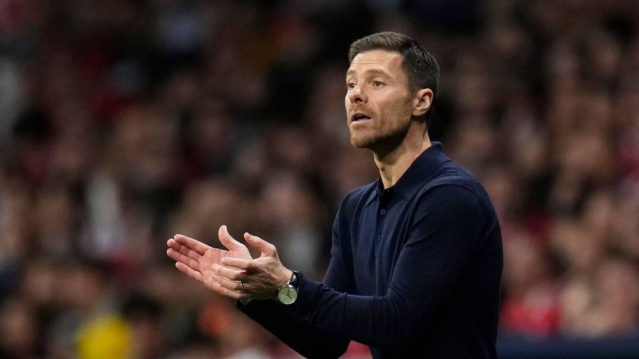 Xabi Alonso, Trainer von Bayer Leverkusen, klatscht an der Seitenlinie in die Hände.