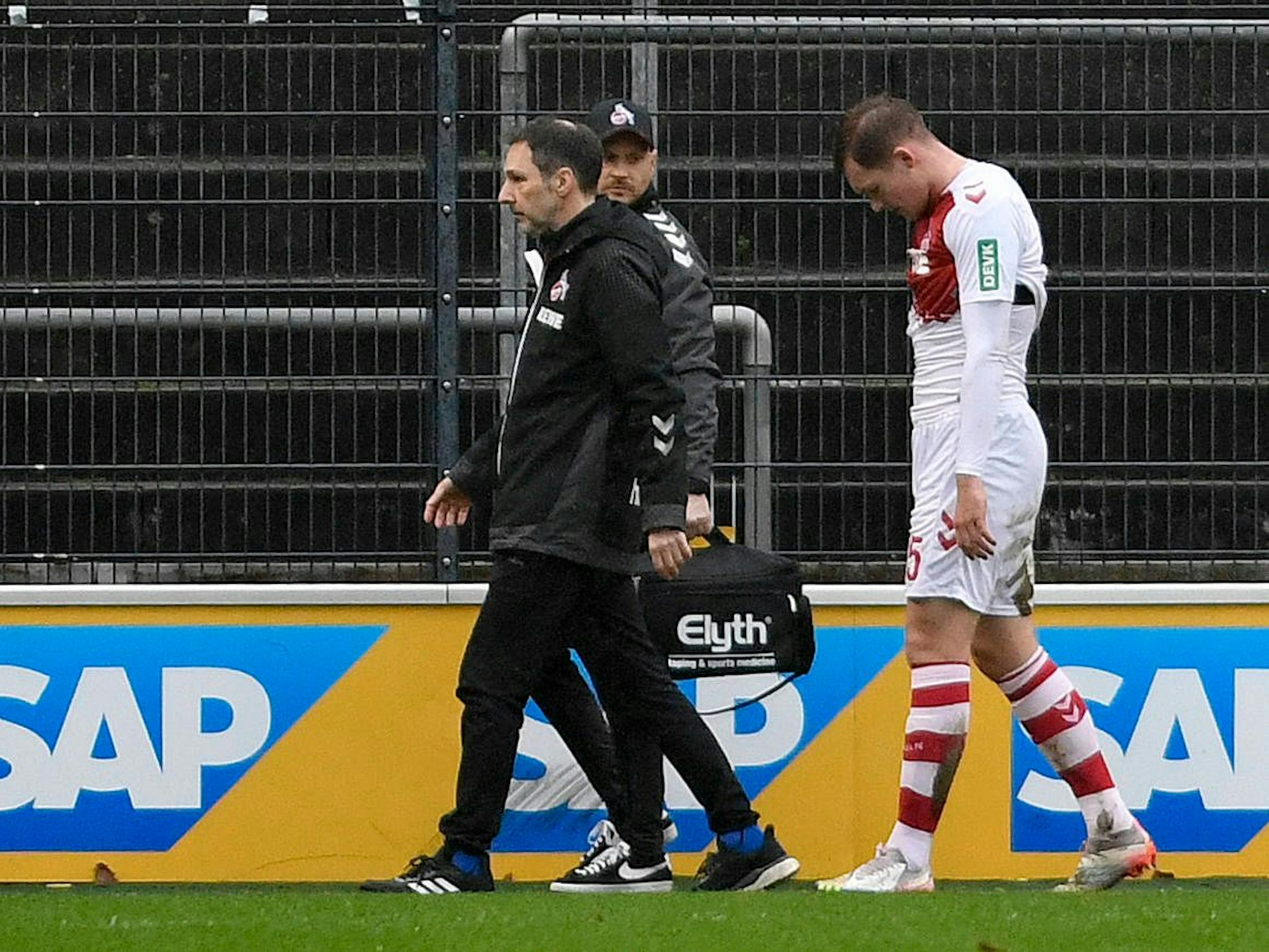 Luca Kilian ist nach einer Verletzung beim Testspiel des 1. FC Köln gegen Lommel SK frustriert.