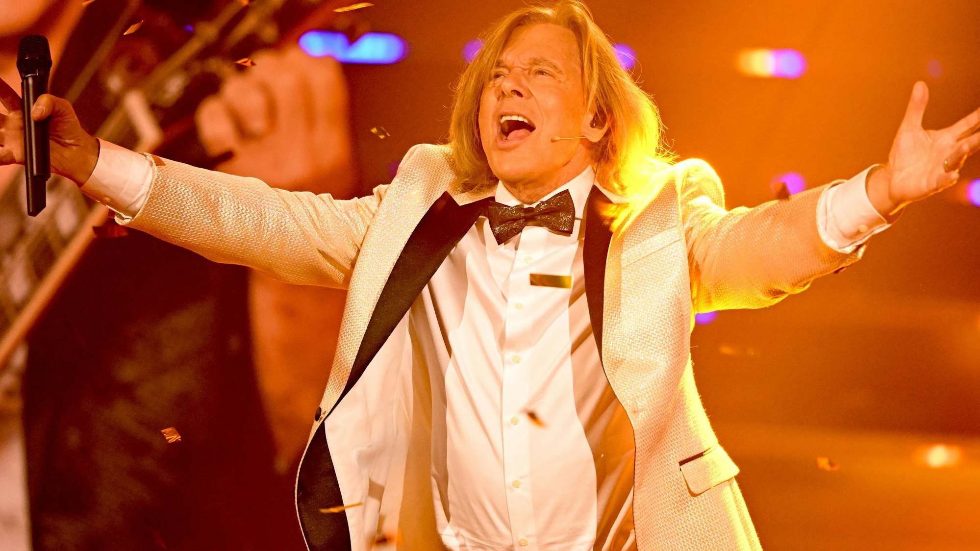 Der deutsche Schlagersänger Jürgen Drews steht während der Fernsehshow „Der große Schlagerabschied“ auf der Bühne.