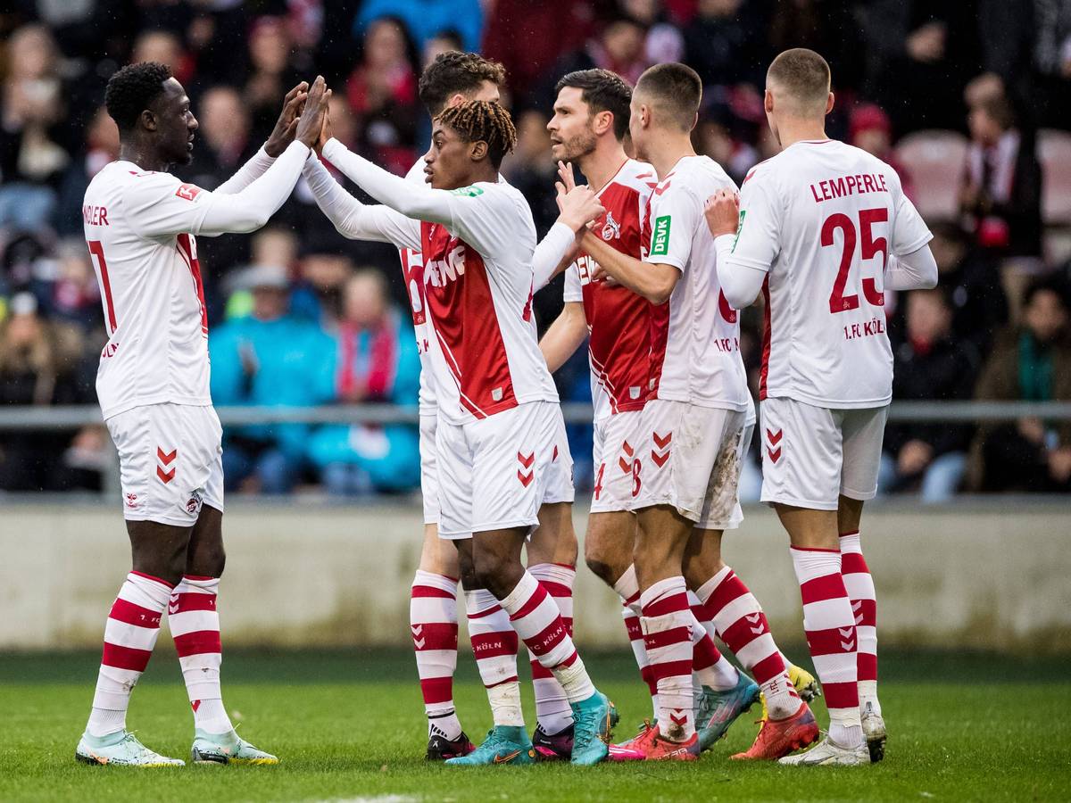 Das Team des 1. FC Köln bejubelt den zwischenzeitlichen Treffer zum 2:0 gegen den SK Lommel (14. Januar 2023).
