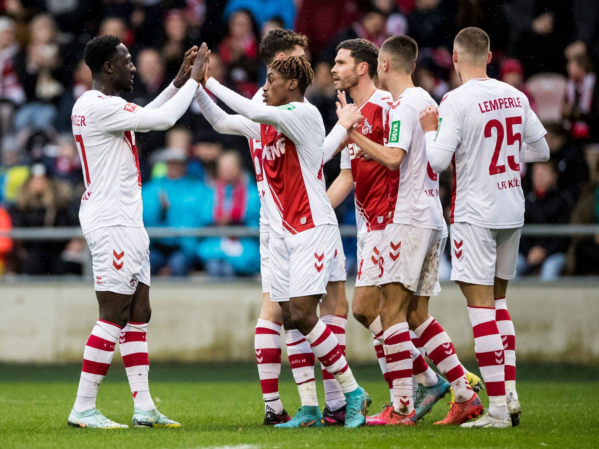 Das Team des 1. FC Köln bejubelt den zwischenzeitlichen Treffer zum 2:0 gegen den SK Lommel (14. Januar 2023).