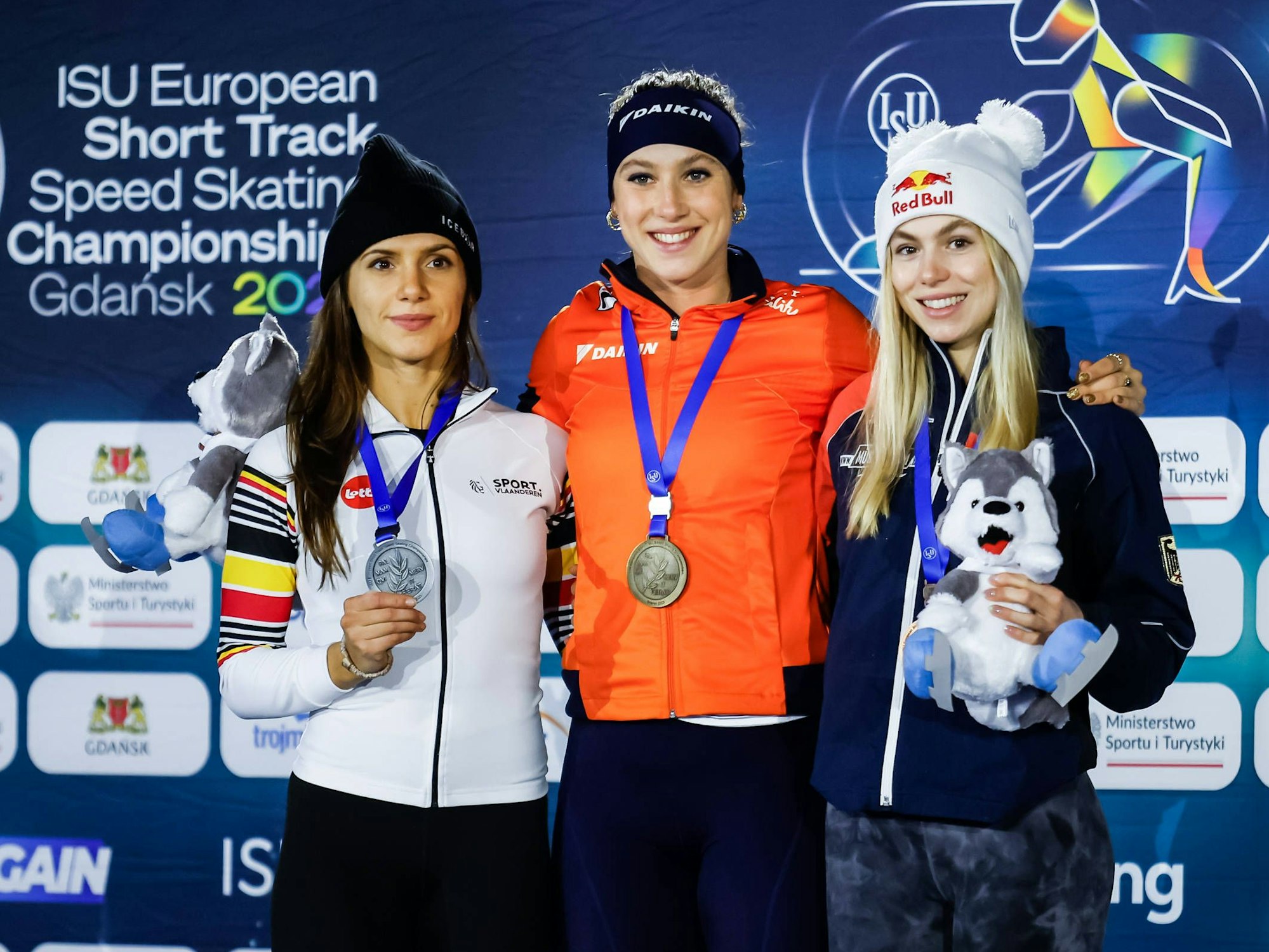 European Short Track Championships 2023: Suzanne Schulting mit der Goldmedaille, daneben Hanne Desmet (Silber) und Anna Seidel (r. Bronze).