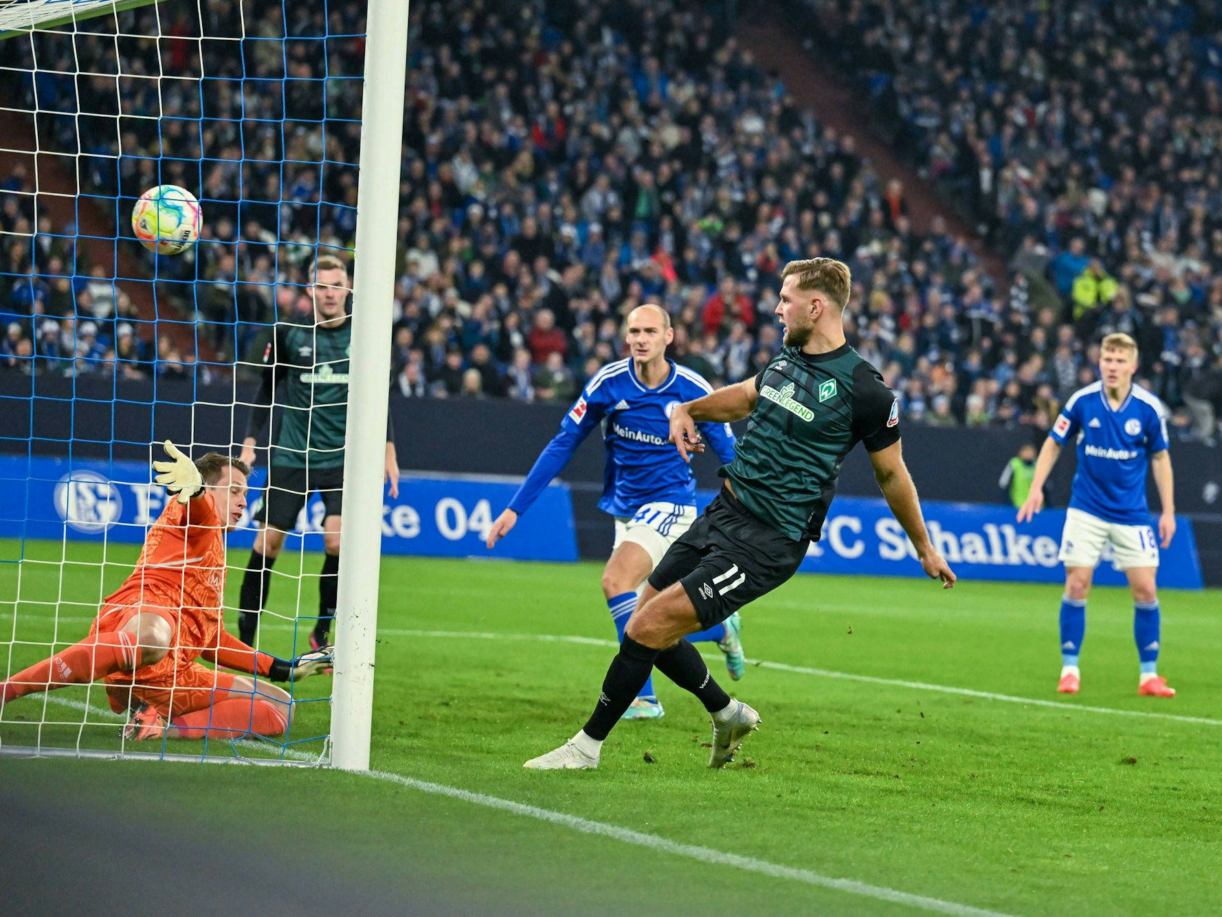 Niclas Füllkrug trifft für Bremen zum 1:0 gegen den FC Schalke.