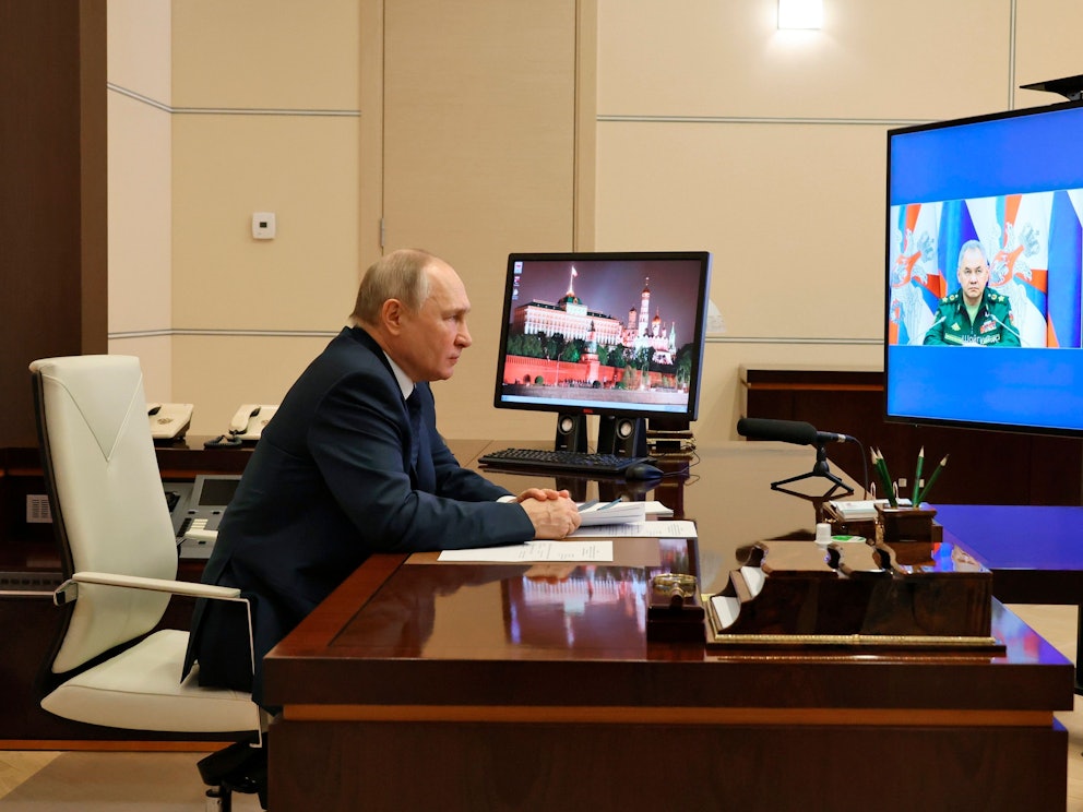 Russlands Präsident Wladimir Putin spricht am 4. Januar in einer Videokonferenz mit Verteidigungsminister Sergej Schoigu: Ein russischer Militärexperte zerlegte Putins Strategie im Staatsfernsehen.