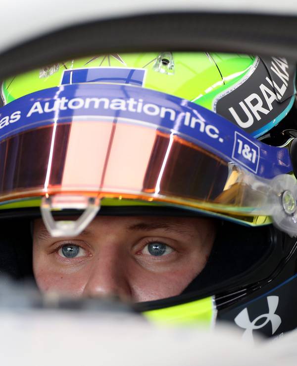 Mick Schumacher sitzt in einem Formel1-Boliden.