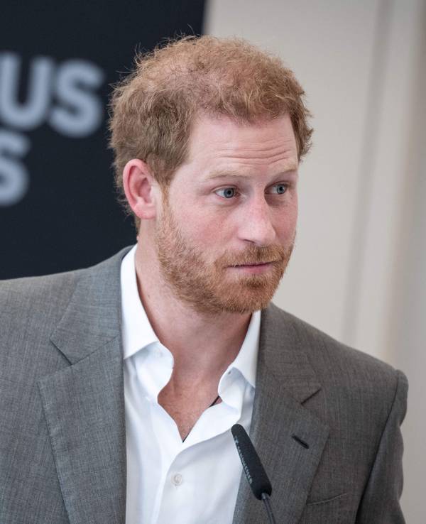 Prinz Harry, der Herzog von Sussex, steht im Rathaus und hält eine Rede.