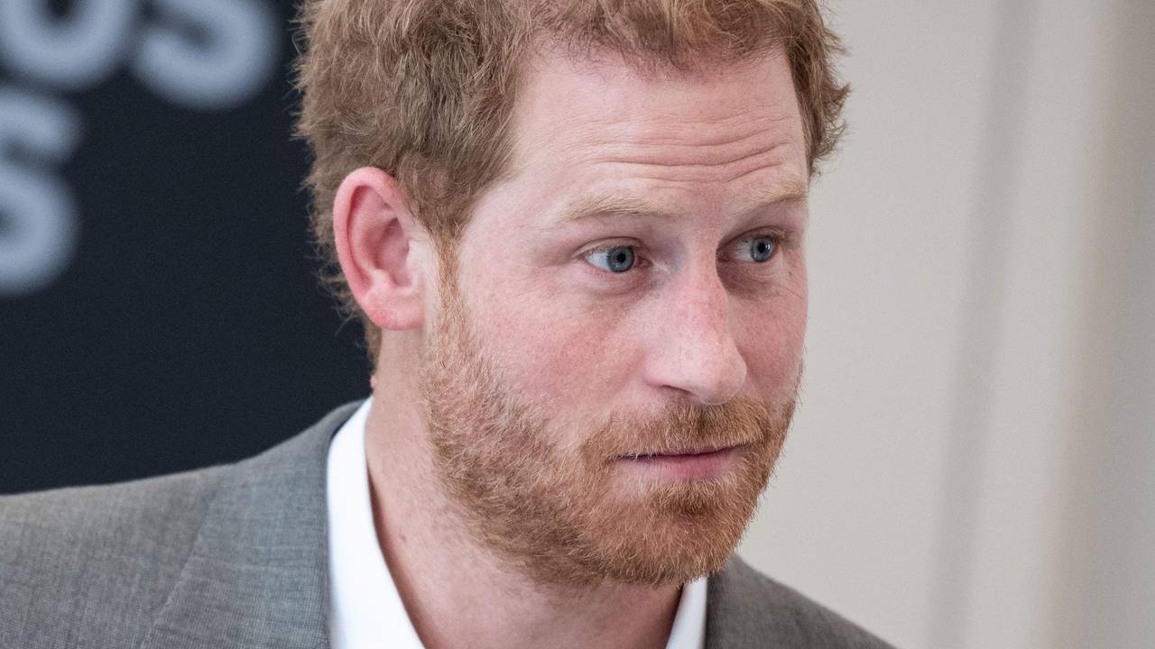 Prinz Harry, der Herzog von Sussex, steht im Rathaus und hält eine Rede.