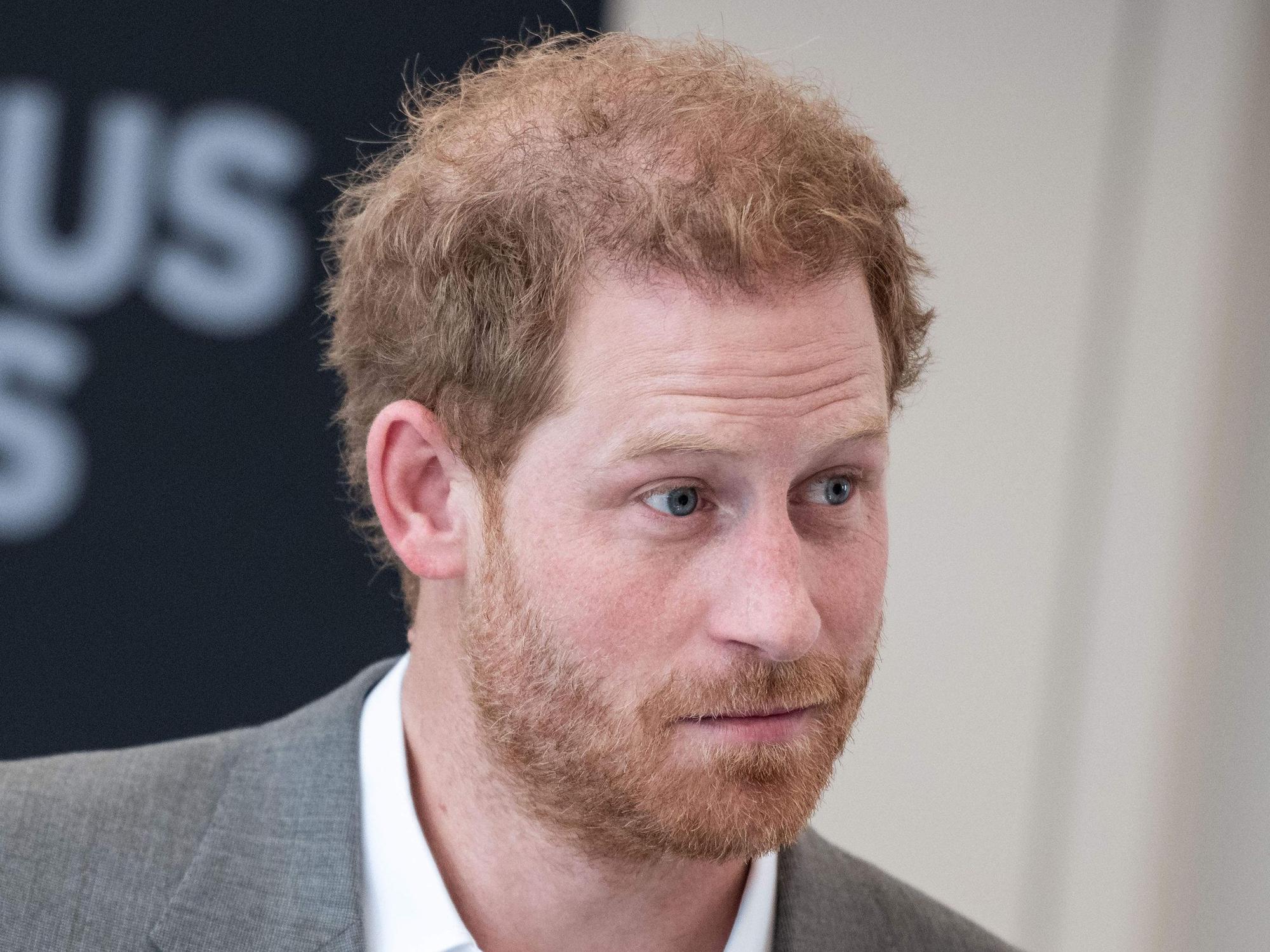 Prinz Harry, der Herzog von Sussex, steht im Rathaus und hält eine Rede.