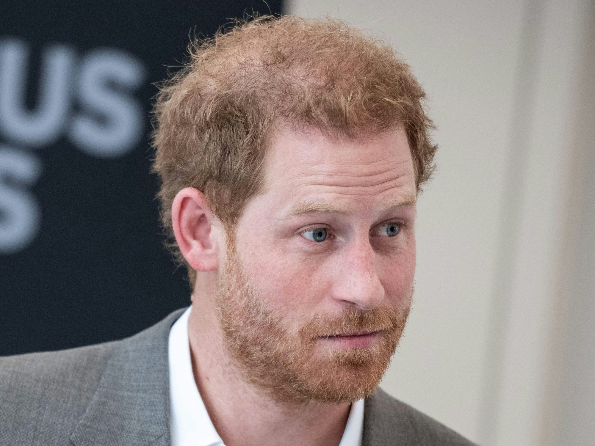 Prinz Harry, der Herzog von Sussex, steht im Rathaus und hält eine Rede.