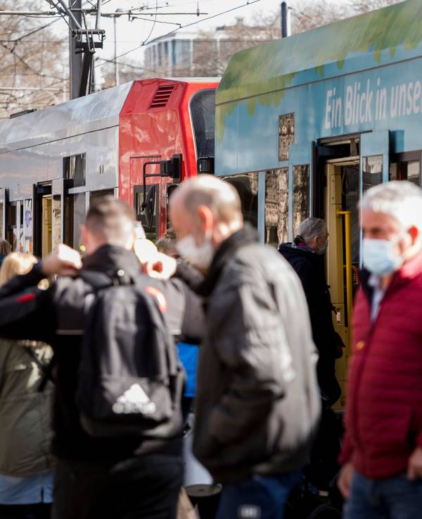 Gedränge vor einer KVB-Bahn an der Haltestelle Neumarkt.
