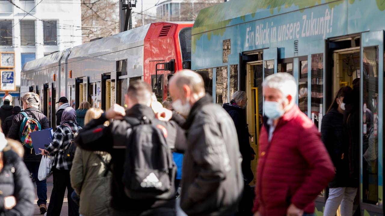 Gedränge vor einer KVB-Bahn an der Haltestelle Neumarkt.