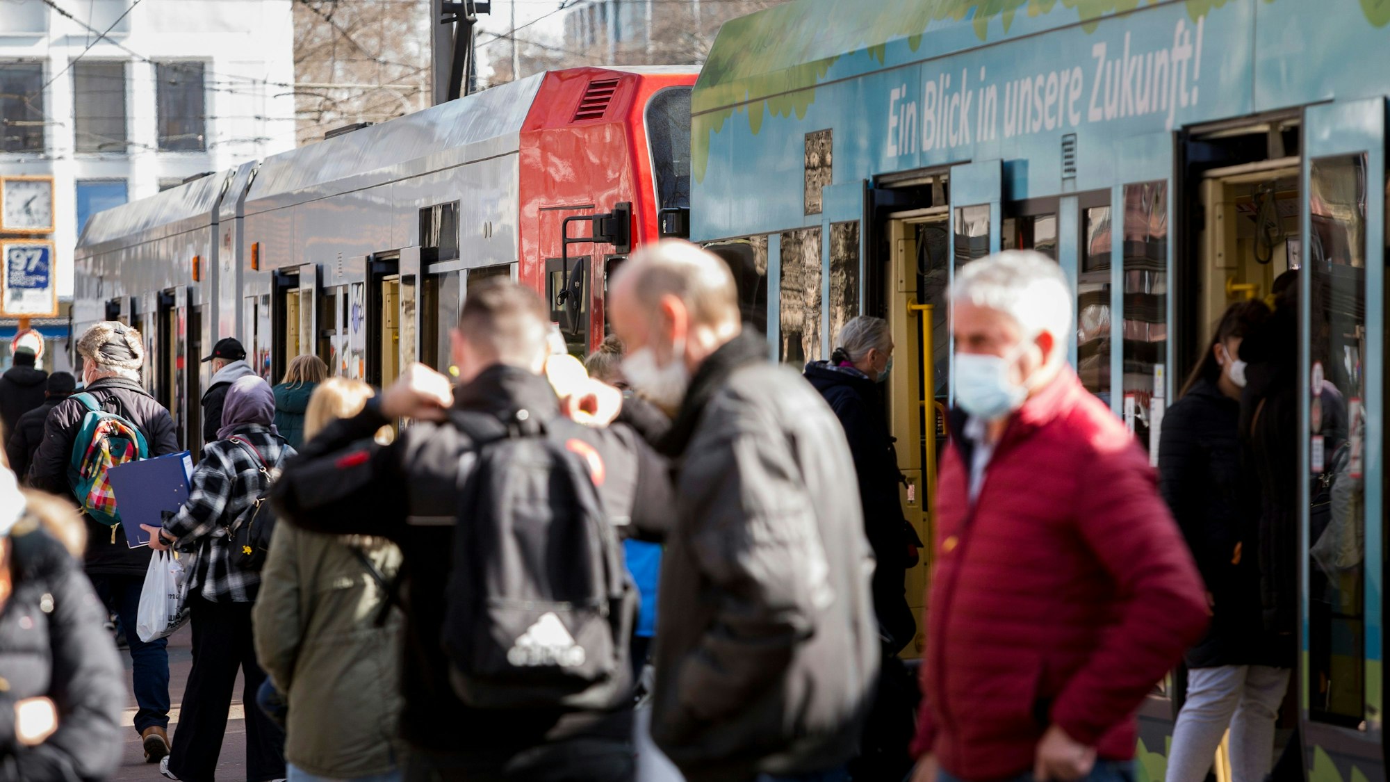 Gedränge vor einer KVB-Bahn an der Haltestelle Neumarkt.