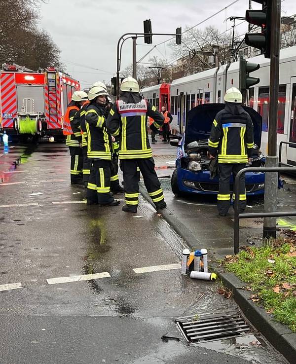 Rettungskräfte der Feuerwehr bei einem Autounfall mit einer KVB-Bahn