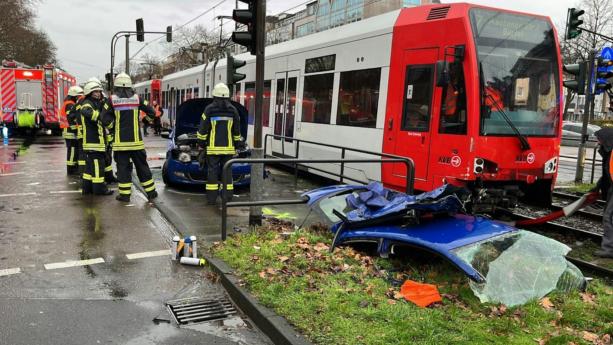 Rettungskräfte der Feuerwehr bei einem Autounfall mit einer KVB-Bahn