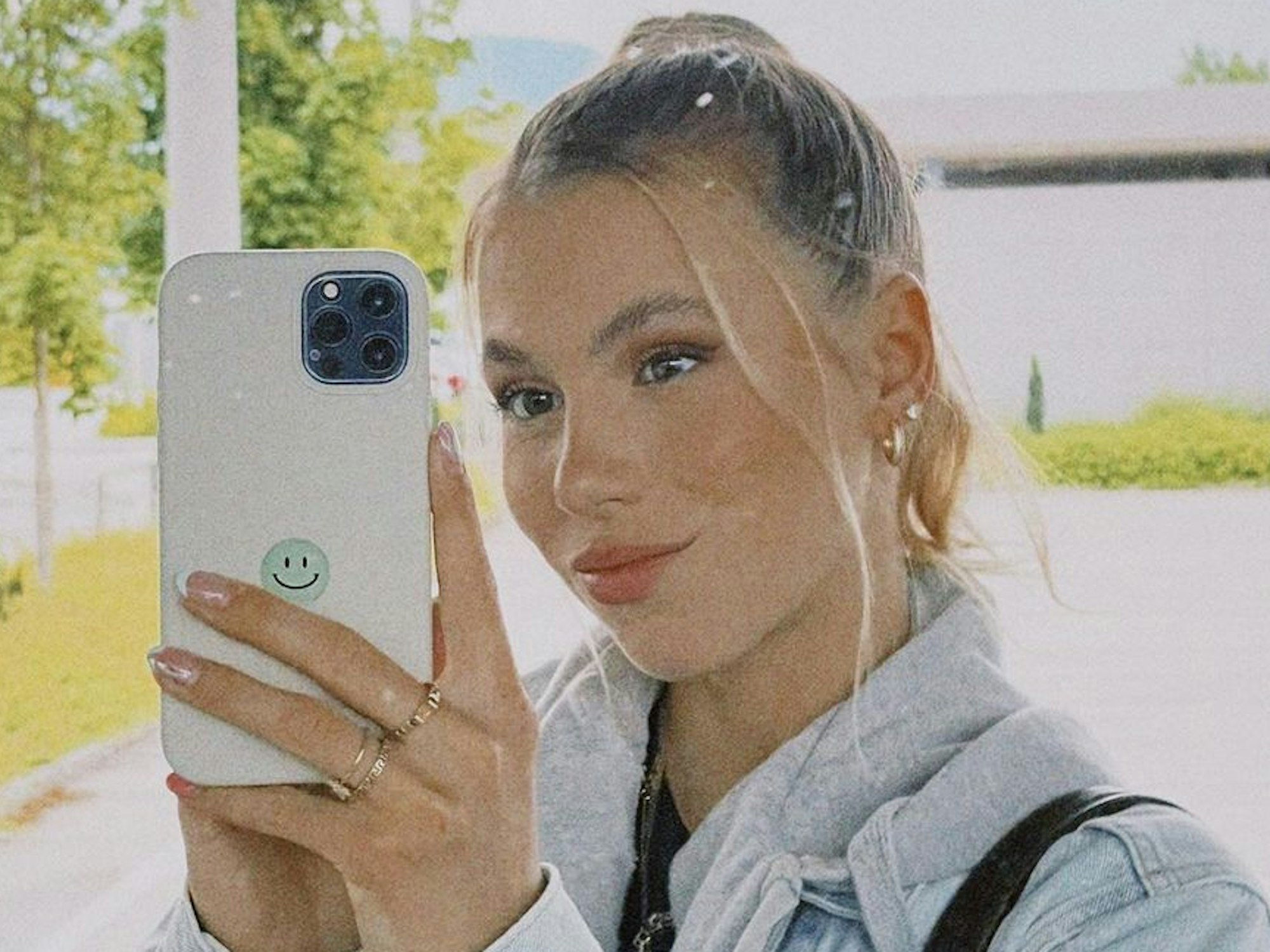 Anna Seidel mit Jeansjacke und Jeanshemd.