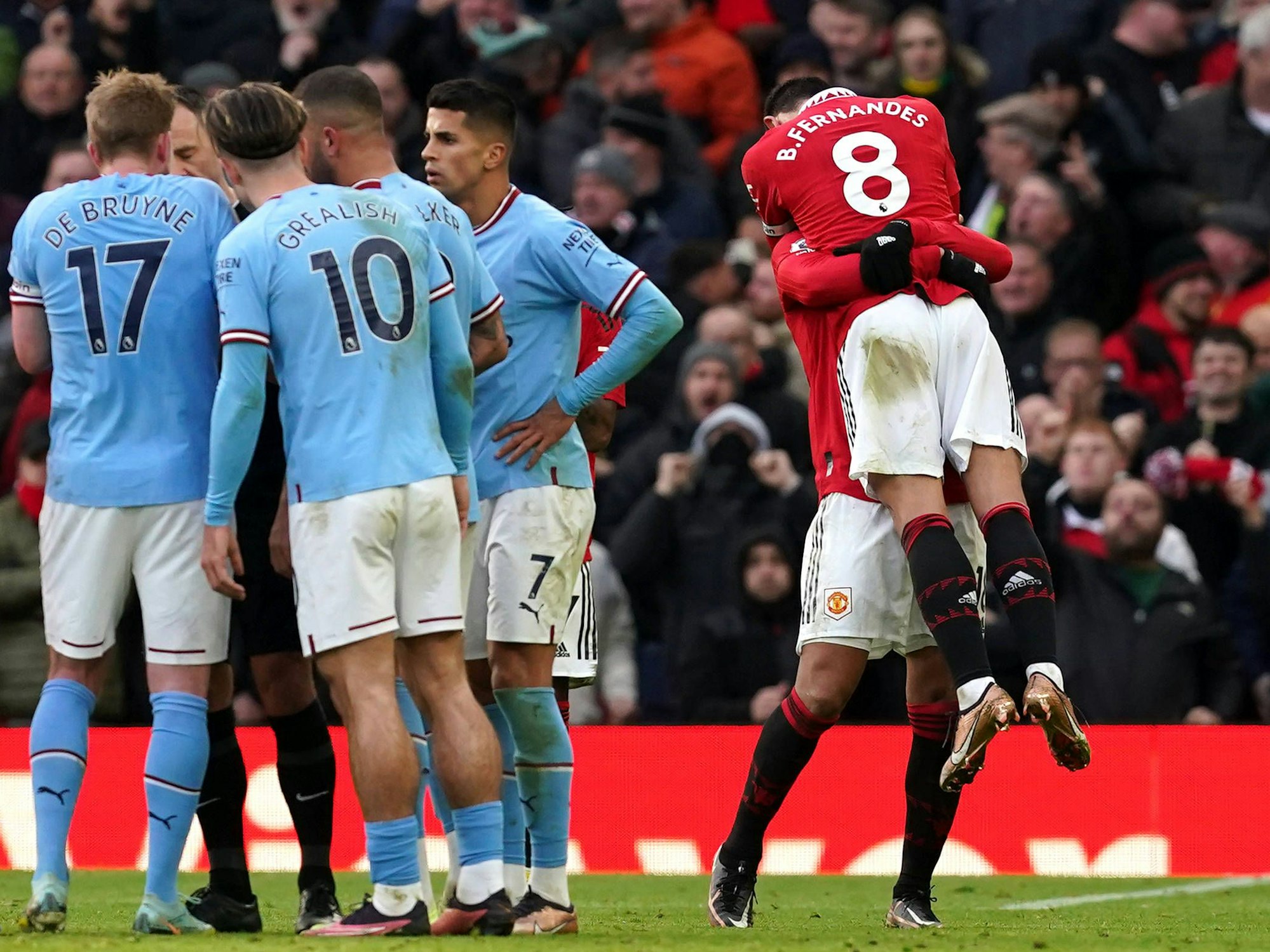 Während Bruno Fernandes über seinen Ausgleich jubelt, diskutieren die Spieler von City mit dem Schiedsrichter.