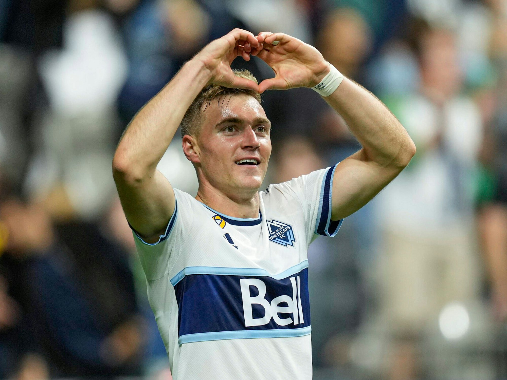 Julian Gressel jubelt über einen Treffer, in dem er mit seinen Händen ein Herz formt.