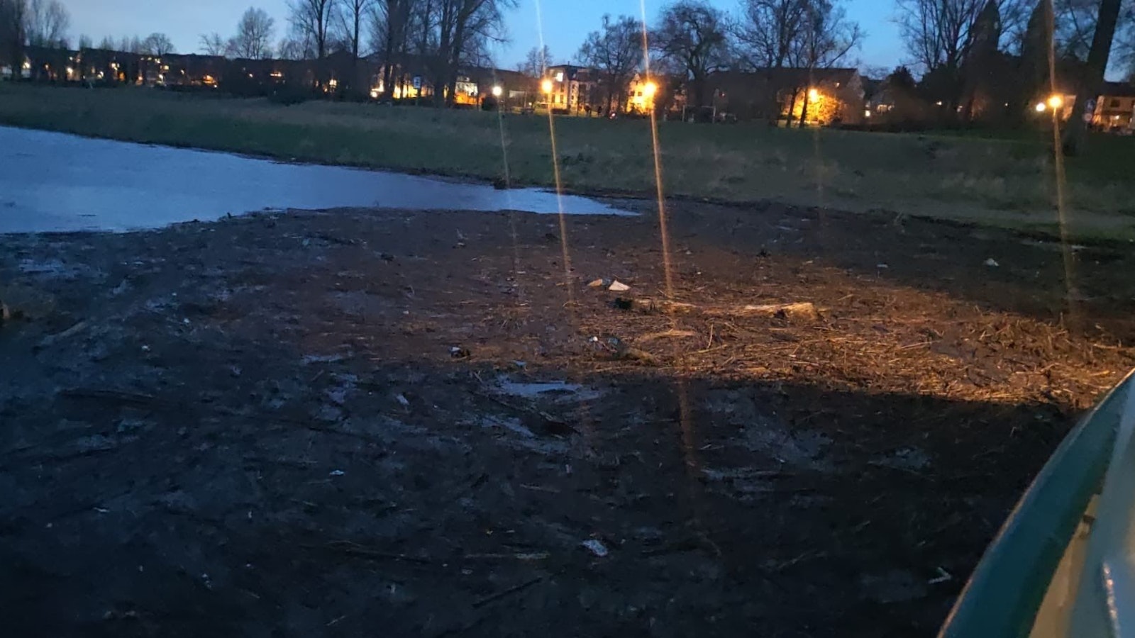 Die Fähre „Fritz Middelanis“ ist von Treibgut eingeschlossen.