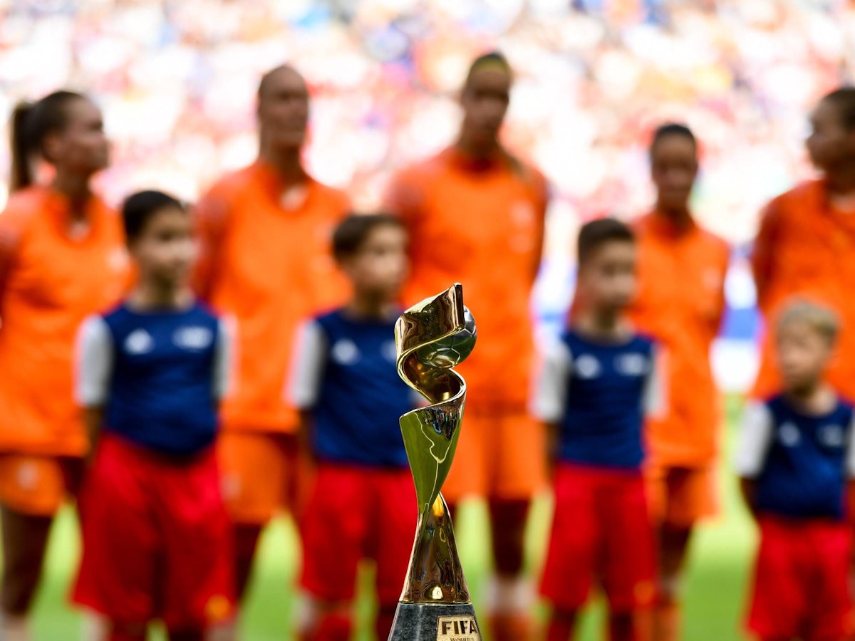 Der Frauen-WM-Pokal auf einem Sockel.