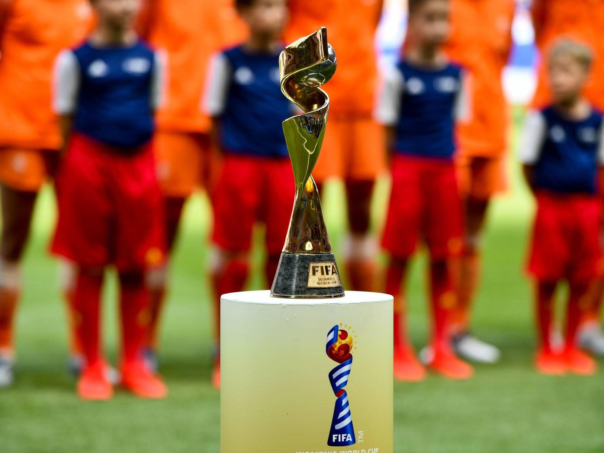 Der Frauen-WM-Pokal auf einem Sockel.