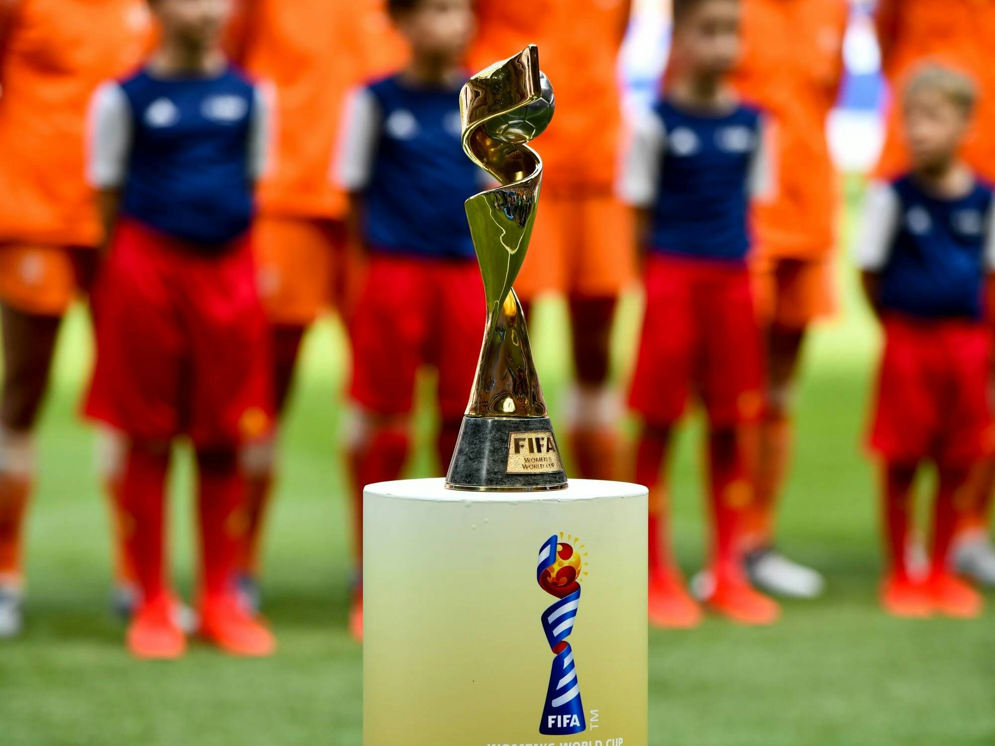 Der Frauen-WM-Pokal auf einem Sockel.