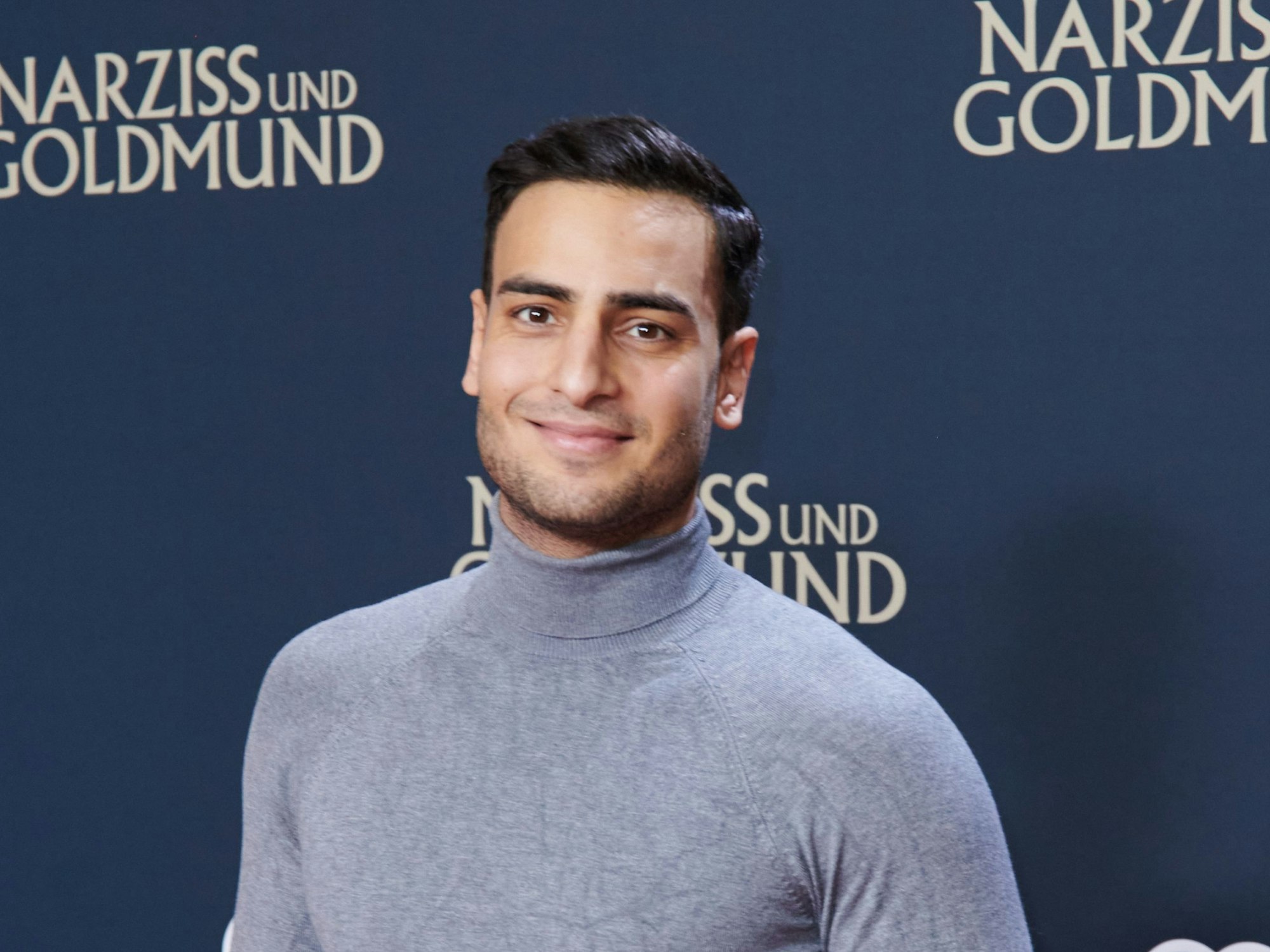 Schauspieler Timur Ülker bei der Weltpremiere von „Narziss und Goldmund“ in den Zoo Palast.