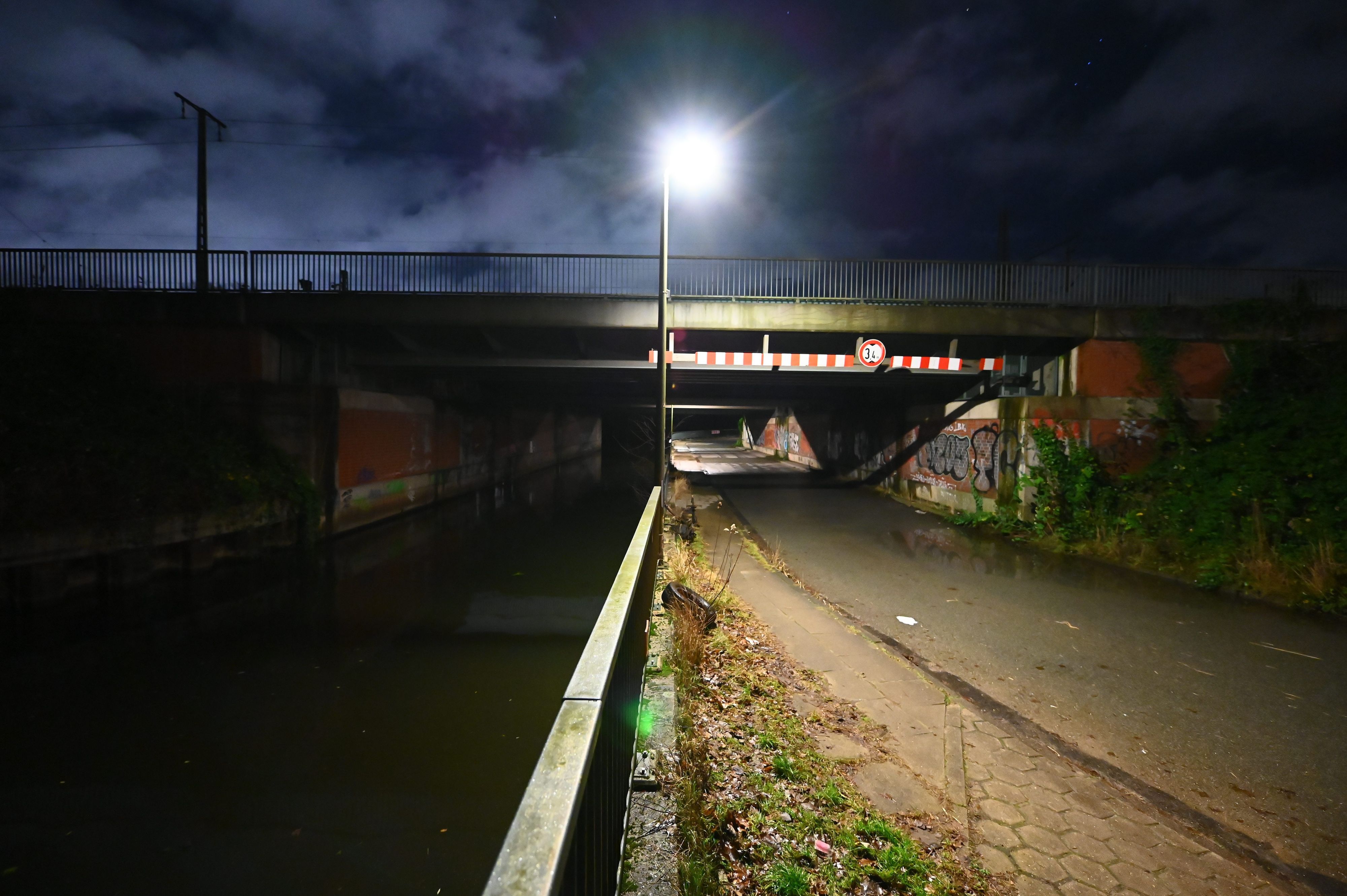 Ein Angler hat am Sonntag, 15. Januar 2023, eine Tüte mit menschlichen Leichenteilen aus dem Ernst-August-Kanal in Hamburg gefischt.