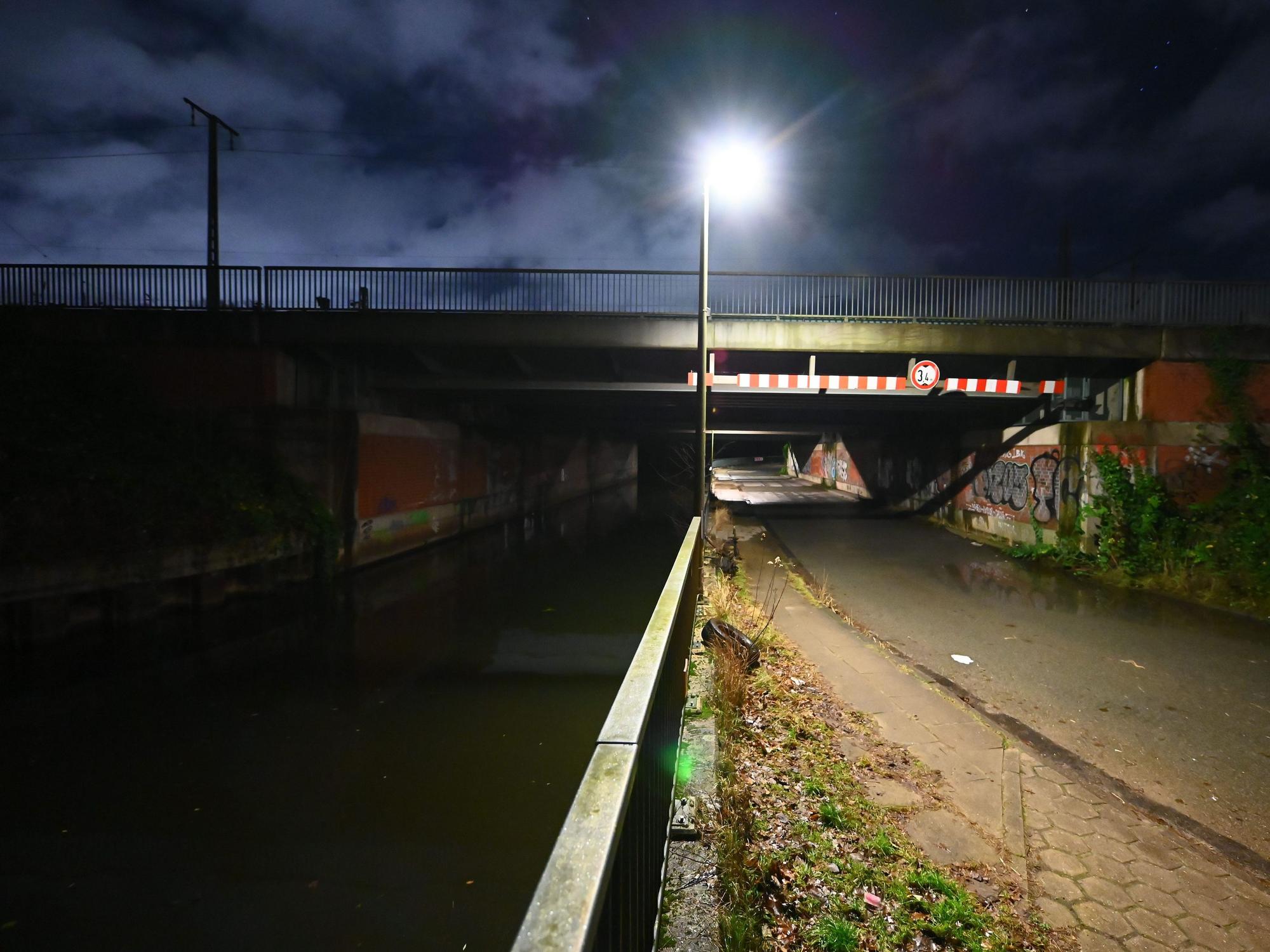 Ein Angler hat am Sonntag, 15. Januar 2023, eine Tüte mit menschlichen Leichenteilen aus dem Ernst-August-Kanal in Hamburg gefischt.