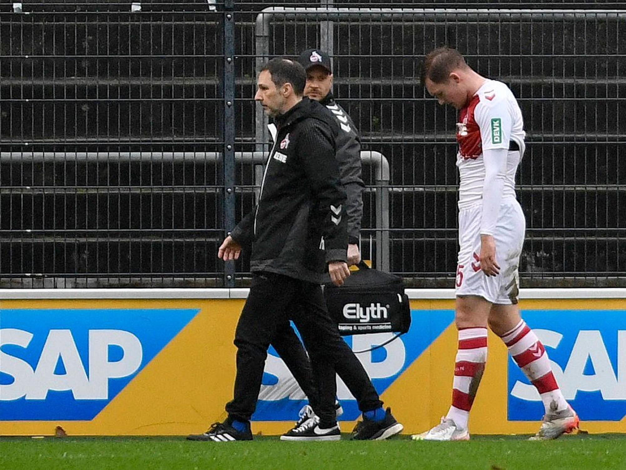 Luca Kilian muss gegen Lommel verletzt raus.