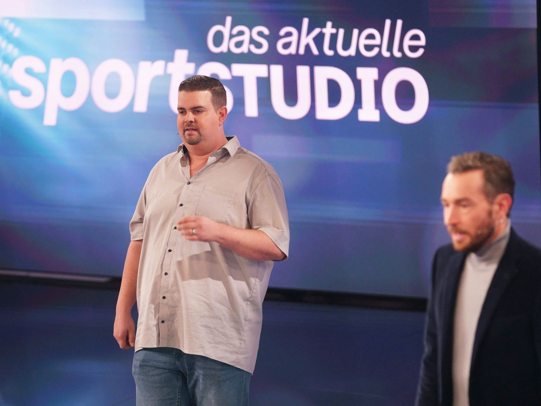 Gabriel Clemens steht nebn Moderator Sven Voss im Studio des aktuellen Sportstudios.