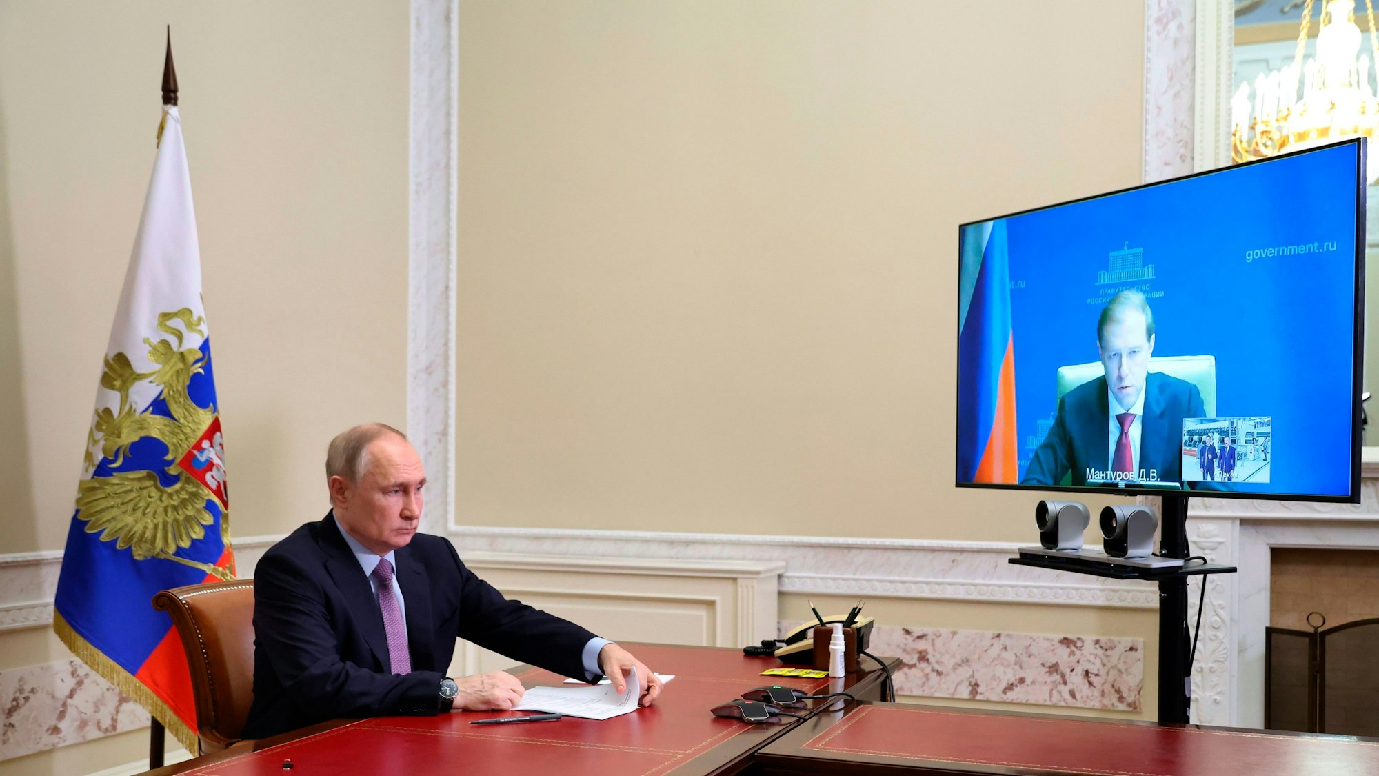 Der russische Präsident Wladimir Putin bei einer Videokonferenz am 28. Dezember 2022 mit Handelsminister Denis Manturow. Damals ging es um die Eröffnung eines Titan-Polymer-Werks in St. Petersburg.