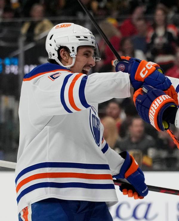 Edmonton Oilers Center Leon Draisaitl (r) feiert nach seinem Treffer.