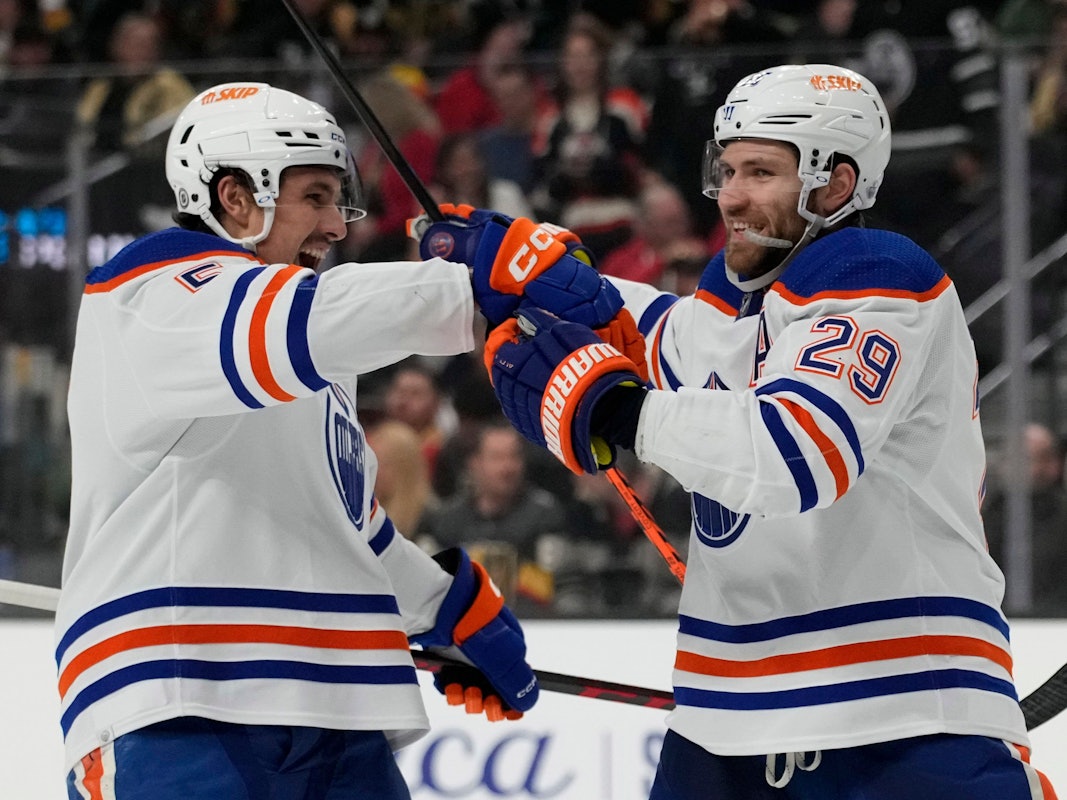 Edmonton Oilers Center Leon Draisaitl (r) feiert nach seinem Treffer.