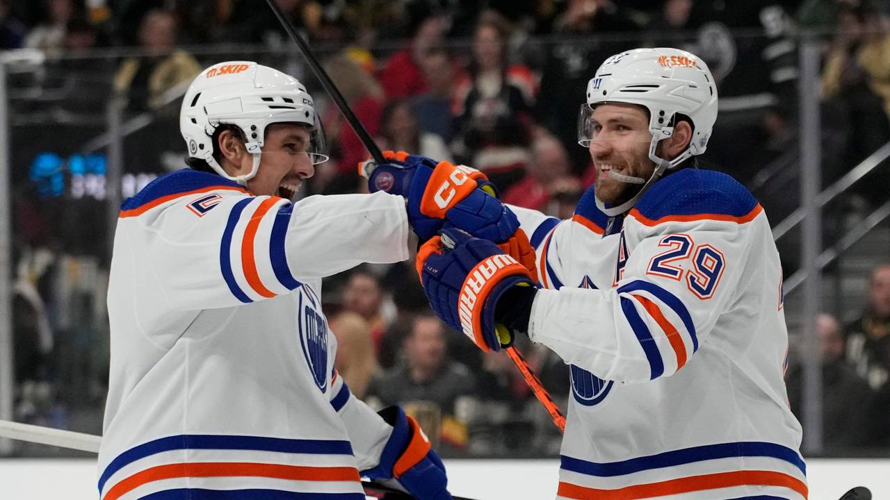 Edmonton Oilers Center Leon Draisaitl (r) feiert nach seinem Treffer.