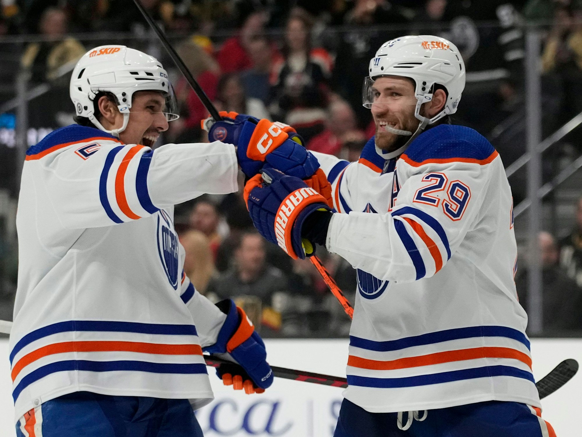 Edmonton Oilers Center Leon Draisaitl (r) feiert nach seinem Treffer.