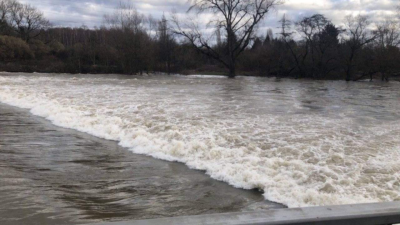 Hochwasser: Blick auf die Sieg bei Siegburg.