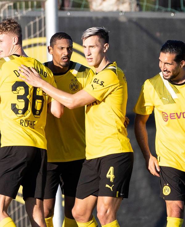 Jude Bellingham, Tom Rothe, Torschütze Sebastien Haller, Nico Schlotterbeck und Emre Can von links jubeln nach einem Tor.