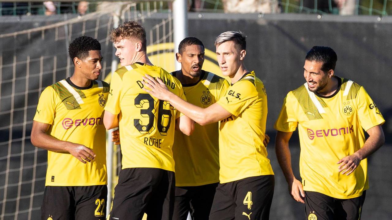 Jude Bellingham, Tom Rothe, Torschütze Sebastien Haller, Nico Schlotterbeck und Emre Can von links jubeln nach einem Tor.