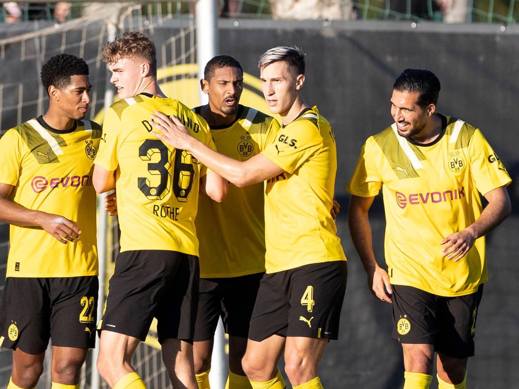 Jude Bellingham, Tom Rothe, Torschütze Sebastien Haller, Nico Schlotterbeck und Emre Can von links jubeln nach einem Tor.
