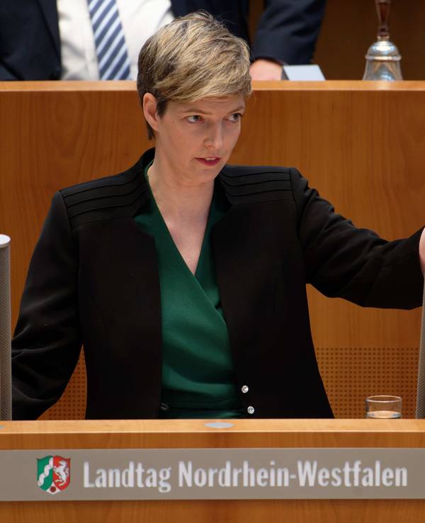 Die Abgeordnete Wibke Brems (Bündnis 90/ Die Grünen), spricht bei einer Plenarsitzung am 20.12.2022 im NRW-Landtag in Düsseldorf. Thema: Landeshaushalt für 2023.